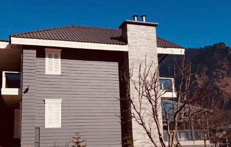 মুম্বাই থেকে অনেক দূরে পাহাড়ি একটি বাংলোর ছবি ভাইরাল হয়েছে ভারতের সোশ্যাল মিডিয়ায়।