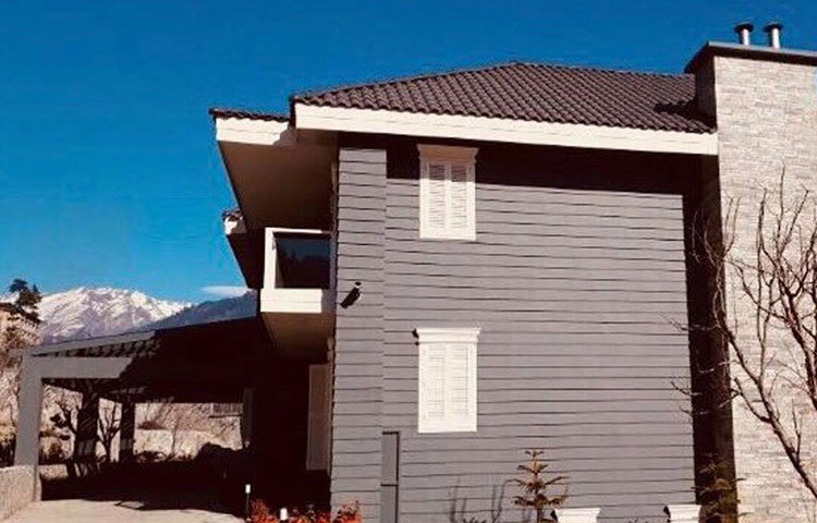 দোতলা এই বাংলোটির নাম মানালি ম্যানশন। প্রকৃতির কোলে এই বাংলোটির চারপাশের স্বর্গীয় শোভা দেখে মুগ্ধ সবাই।