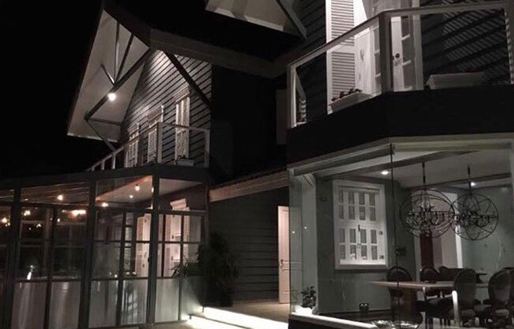 নতুন বছরে এই বাংলোটি নিজেই কিনেছেন কঙ্গনা। নিজেকে উপহার দিয়েছেন। টুইটারে নায়িকার ফ্যানক্লাব টিম কঙ্গনা রানাউত জানিয়েছে এই খবর।