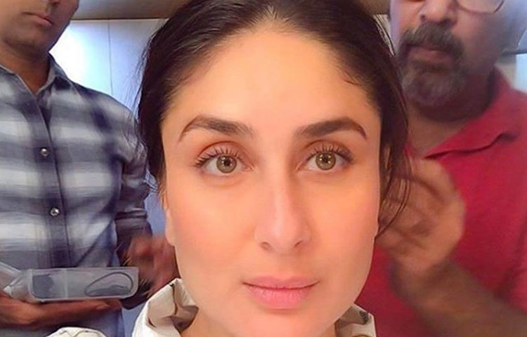 লেটেস্ট ট্রেন্ড থেকে নিজস্ব স্টাইল, সব কিছুতেইতেই বাজিমাত করেন ৩৭ বছরের কারিনা। আবার অ্যাওয়ার্ড সেরিমনি বা জিমের লুকেও নজর কাড়েন নায়িকা। নিজেই তার ‘নো মেকআপ’ লুকের এই ছবি শেয়ার করেছিলেন করিনা।