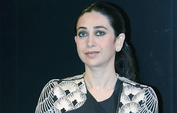 কারিশমা কাপুর : মাত্র ১৬ বছর বয়সেই সিনেমা জগতে পা রাখেন তিনি। ক্লাস সিক্সের পর তিনি আর পড়াশোনা করেননি বলে জানা গিয়েছে।