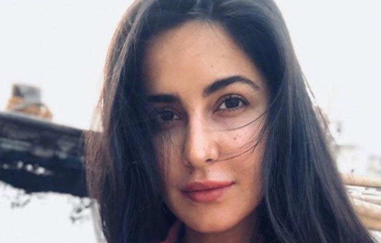 ক্যাটরিনার রূপের ভক্তও কম নয়। সম্প্রতি এই মেকআপ ছাড়া ছবি পোস্ট করেছিলেন ক্যাটরিনা।