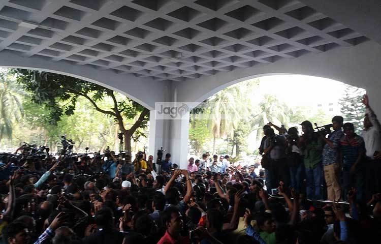 রায় শুনতে সোমবার দুপুর থেকে হাইকোর্ট প্রাঙ্গণে ভিড় করেন বিএনপির সব শ্রেণির নেতাকর্মীরা।