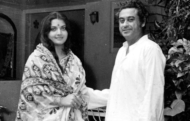 কিশোর কুমার-যোগিতা বালি : বহুবার সম্পর্কে জড়িয়েছেন কিশোর কুমার। ১৯৭৬ সালে যোগিতা বালির সঙ্গে কিশোর কুমারের তৃতীয়বার বিয়ে হয়। কিন্তু, বিয়ের দুই বছরের মাথায় তাদের বিচ্ছেদ হয়ে যায়।