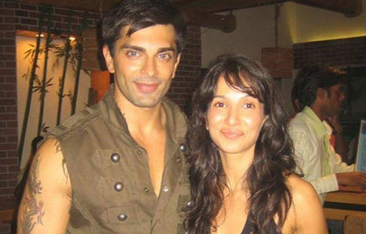 করণ সিং গ্রোভার-শ্রদ্ধা নিগম : টেলি দুনিয়ার হার্টথ্রব করণ সিং গ্রোভার বলিউডে পা রাখার আগেই দীর্ঘদিনের বান্ধবী শ্রদ্ধাকে বিয়ে করেন। কিন্তু, সেই বিয়ে ১০ মাসের বেশি টেকেনি।