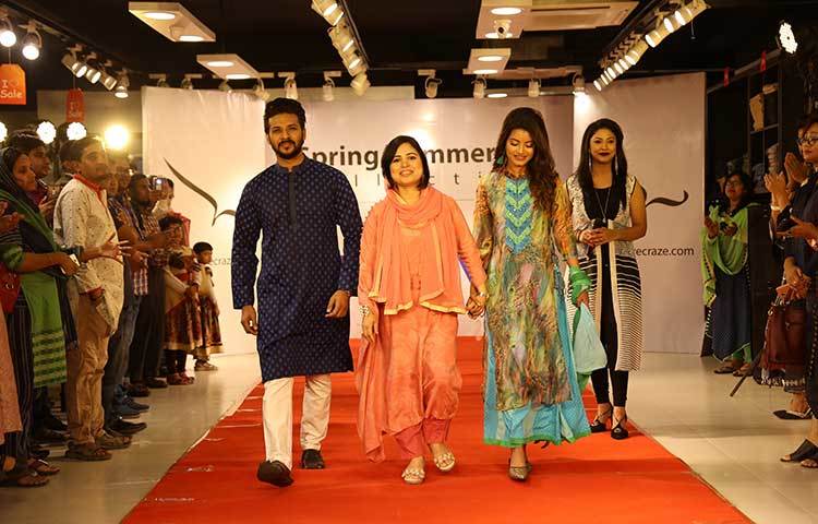 মোহাম্মাদপুরের শোরুম উদ্বোধন করেন লা রিভ এর ডিরেক্টর ক্রিয়েটিভ অ্যান্ড ডিজাইন মন্নুজান নার্গিস। উদ্বোধনের পর ফ্যাশন শোর আয়োজন করা হয়।