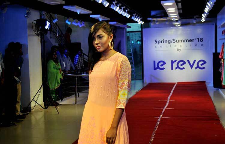 মোহাম্মাদপুরের শোরুম আয়তনে ৯ হাজার ৩শ স্কয়ার ফিট। নারী, পুরুষ এবং ছোট সোনামনিদের পোশাক নিয়ে সাজানো হয়েছে শোরুমটি।