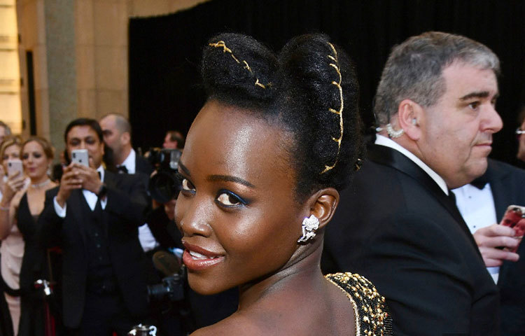 লুপিতা নিয়াঙ্গোর মিষ্টি হাসি।