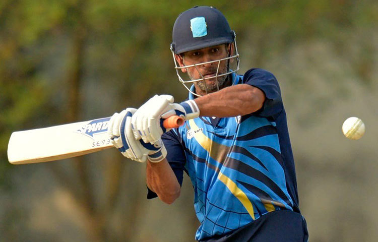 মহেন্দ্র সিং ধোনি : ২০১৬ সালে আইপিএলের রাইজিং পুনে সুপারজায়ান্টস বনাম কিঙ্গস ইলেভেন পঞ্জাব ম্যাচ। শেষ ওভারে জয়ের জন্য পুনের প্রয়োজন ছিল ২৩ রান। অক্ষর পটেলের ওভারে শেষ দুই বলে দুইটি ছয় মেরে ম্যাচ জেতান ধোনি।