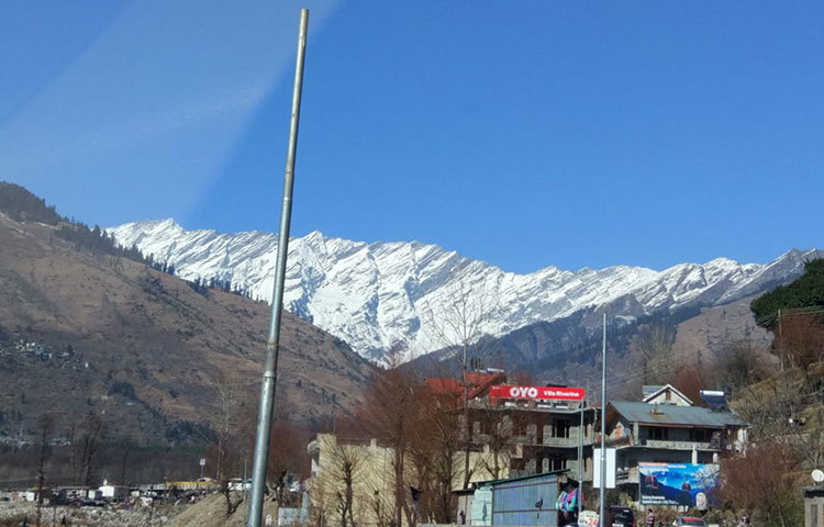 সূর্যের আলোতে মানালির পাহাড়ি পথ হাসি ছড়াচ্ছে। ছবি : জাগো নিউজ