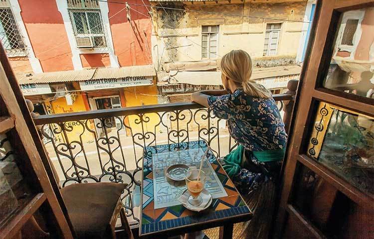 উত্তর-পশ্চিম দিকটির সঙ্গে বায়ুর বিশেষ যোগ রয়েছে। এই দিকে ঝুল বারান্দা বা বড় জানালা থাকা বাস্তুমতে খুবই শুভ। এইদিক বদ্ধ হলে পরিবারের লোকজনের মধ্যে কথাবার্তায় জটিলতা সৃষ্টি হয়। তাতে সম্পর্তে ক্ষতি হয়। এই দিকে টয়লেট বা গেস্ট রুমও রাখতে পারেন।