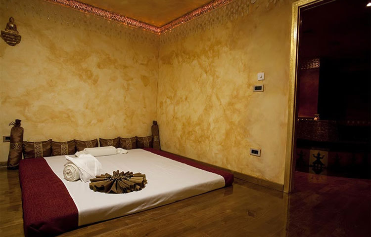 দক্ষিণ-পশ্চিম দিকটির সঙ্গে মাটির যোগ রয়েছে। বাড়ির মূল শোওয়ার ঘরটি এই দিকে থাকলে শান্তি বজায় থাকবে। স্টোর রুমও থাকতে পারে। তবে টয়লেট বা রান্নাঘর রাখবেন না।