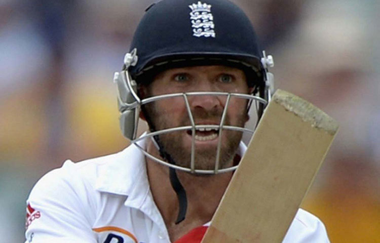 ২০১৩। ইংল্যান্ড-নিউজিল্যান্ডের মধ্যে তৃতীয় টেস্ট। তখন ইংল্যান্ড ৬ উইকেটে ২০৭। ব্যাট করছিলেন ম্যাট প্রায়র। অন্য দিকে বোলার নিউজিল্যান্ডের নিল ওয়েগনার। ইংলিশ ব্যাটসম্যানের কাঁধে লেগে বল লাগে স্টাম্পে। কিন্তু, বেল না পড়ায় আউট হননি প্রায়র।