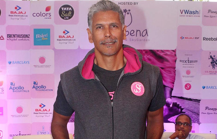 মিলিন্দ সোমান : একটি বস্ত্র প্রস্তুতকারক সংস্থার হয়ে তিনি প্রথম মডেলিংয়ের কাজ শুরু করেন। তারপরে তিনি ২০০০ সালে চলচ্চিত্রে আসেন।