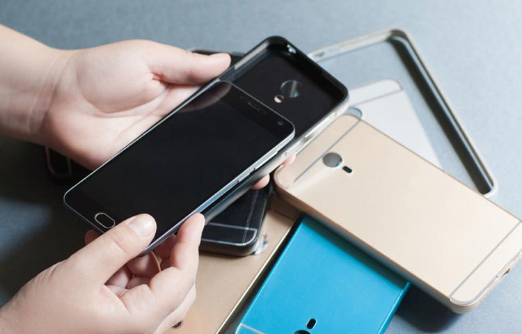 চার্জ দেওয়ার সময় মোবাইলের ঢাকনা খুলে রাখলে ভালো হয়।