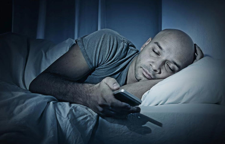 মোবাইল রাতে চার্জে বসিয়ে ঘুমিয়ে পড়বেন না যেন। ওভার-চার্জিং ব্যাটারির পক্ষে ঠিক নয়।