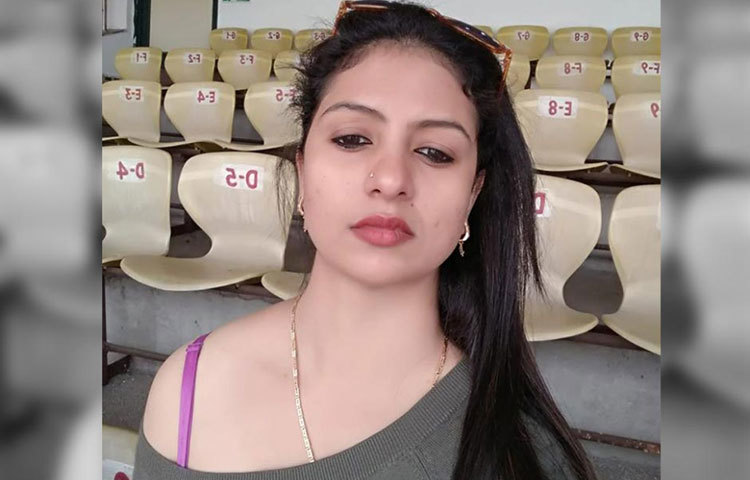 এর আগে বেশ কয়েকবার স্ত্রীকে নিয়েই বিতর্কে জড়িয়েছিলেন সামি। অভিযোগ, তিনি বোরখা ছাড়াই স্ত্রীর খোলামেলা পোশাক পরা এ ছবি পোস্ট করেন।