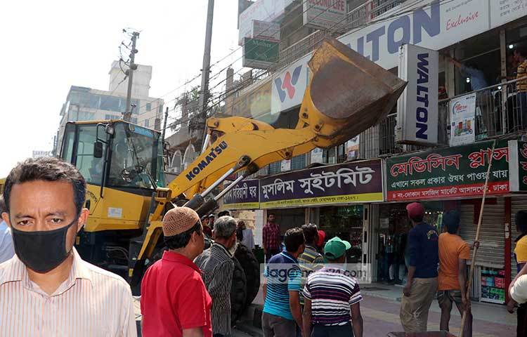 বৃহস্পতিবার সংসদ ভবন সংলগ্ন আসাদগেট এলাকায় এ অভিযান শুরু হয়েছে। অভিযানটি পরিচালনা করছেন ঢাকা উত্তর সিটি কর্পোরেশনের নির্বাহী ম্যাজিস্ট্রেট অজিয়র রহমান। ছবি : বিপ্লব দিক্ষিৎ