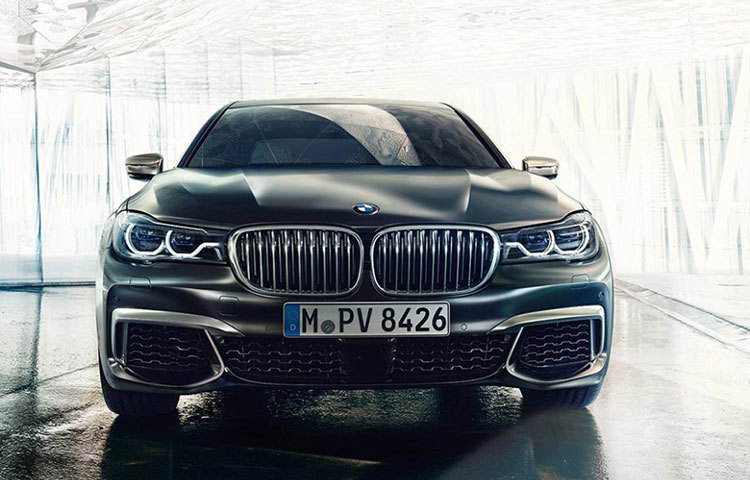 বিএমডব্লিউ ৭ সিরিজ : প্রধানমন্ত্রী হওয়ার পরে বিএমডব্লিউ-এর সেভেন সিরিজের গাড়ি ব্যবহার করতে শুরু করেন। চরম নিরাপত্তাবেষ্টিত এই গাড়িতে ২০ ইঞ্চি বুলেটপ্রুফ অ্যালয় স্তর রয়েছে।