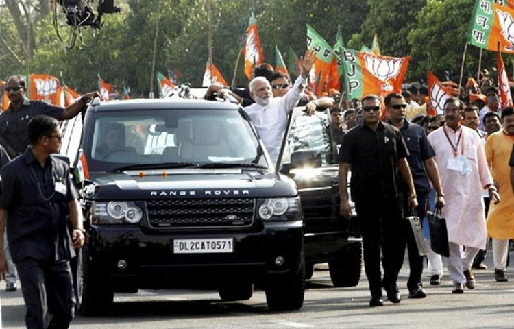 রেঞ্জ রোভার এইচএসই : প্রধানমন্ত্রী মোদী গাড়ির তালিকায় রয়েছে অত্যন্ত দামি এই গাড়িও। এই যানে রয়েছে পাঁচ লিটারের ৩৭৫ বিএইচপি ক্ষমতাসম্পন্ন ভি-৮ ইঞ্জিন।