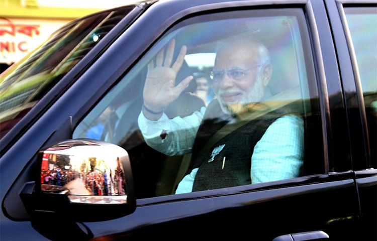 নিজের রেঞ্জ রোভার্সে করে বারাণসী ভ্রমণে মোদী।