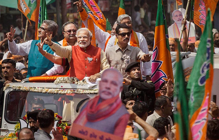 জিপ : হুডখোলা জিপে চড়তেও দেখা যায় মোদীকে। ভোটের সময় সাধারণত সমর্থক, কর্মীবৃন্দদের সান্নিধ্যে আসার সময় জিপ ব্যবহার করে থাকেন তিনি।