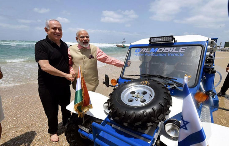 ডেসালিনেশন জিপ : চলতি বছরেই ইজরায়েলি প্রধানমন্ত্রী নেতানিয়াহু মোদীকে উপহার দিয়েছেন ডেসালিয়েশন জিপ। সমুদ্রের নোনতা পানি পানযোগ্য পানি পরিণত করতে উচ্চপ্রযুক্তিসম্পন্ন এই জিপের জুড়ি মেলা ভার।