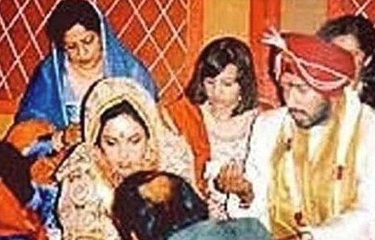 মল্লিকা শেরাওয়াত-করণ সিং গিল : বিয়ের এক বছরের মধ্যেই করণ সিং গিলের সঙ্গে বিচ্ছেদ হয়ে যায় মল্লিকার। করণ পেশায় একজন বিমানচালক। বলিউডে গুঞ্জন, ক্যারিয়ার নিয়ে একটু বেশি সচেতন ছিলেন মল্লিকা, সেই কারণেই এই বিচ্ছেদ।