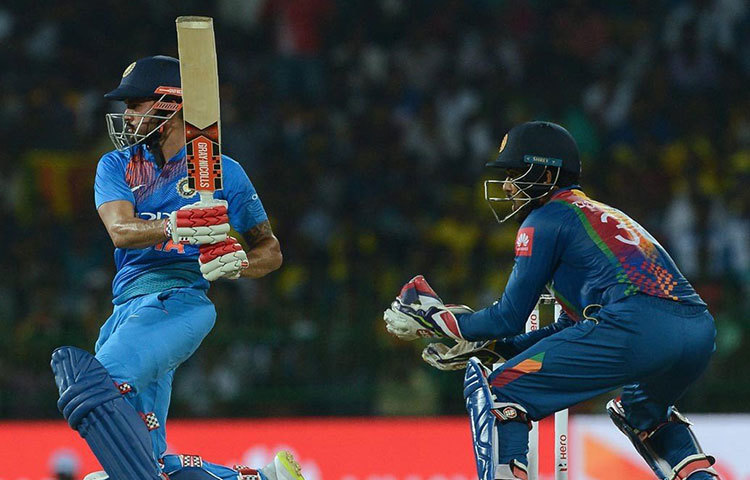 মণীশ পাণ্ডে : শ্রীলঙ্কার বিরুদ্ধে প্রথম ম্যাচে মণীশের ব্যাট থেকে এসেছে ৩৭ রান। বাংলাদেশের বিরুদ্ধেও দলে সুযোগ পেতে চলেছেন তিনি।