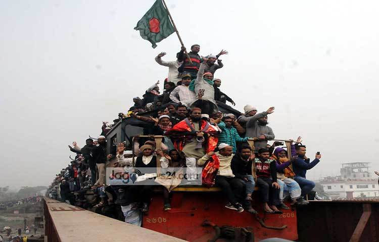 ইজতেমা শেষে জাতীয় পতাকা উড়িয়ে বাড়ি ফিরছেন মুসল্লিরা। দেশপ্রেম আর ধর্মানুভূতি মিলিমিশে এককার! ছবি : বিপ্লব দিক্ষিৎ