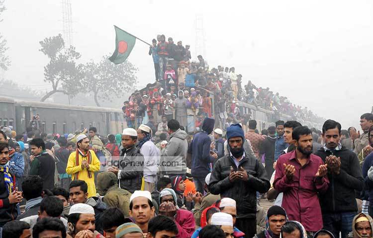 রোববার সকাল ১০টা ৪০ মিনিটে মোনাজাত শুরু হয়ে বেলা ১১টা ১৫ মিনিটে শেষ হয়। ছবি : বিপ্লব দিক্ষিৎ