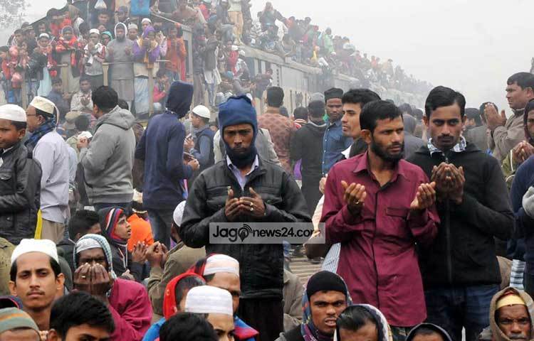 ৩৫ মিনিটের এ মোনাজাতের ১৪ মিনিট আরবিতে ২১ মিনিট বাংলায় পরিচালিত হয়। মোনাজাত পরিচালনা করেন হাফেজ মাওলানা মোহাম্মদ জুবায়ের। ছবি : বিপ্লব দিক্ষিৎ