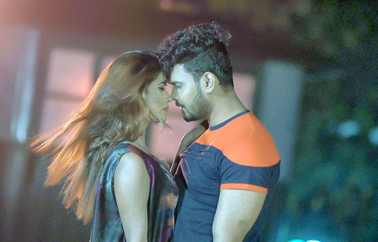 আসছে পয়লা বৈশাখে রনস্ মিউজিকের ইউটিউব চ্যানেলে প্রকাশ হবে ‘মনের মাঝে’ ভিডিওটি।