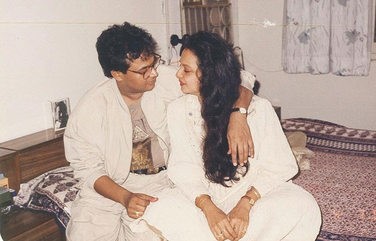 মুকেশ অগ্রবাল-রেখা : ১৯৯০ সালে দিল্লির ব্যবসায়ী মুকেশ অগ্রবালের সঙ্গে বিয়ে হয়েছিল রেখার। বিয়ের এক বছরের মধ্যেই তাদের সংসার ভেঙ্গে যায়।