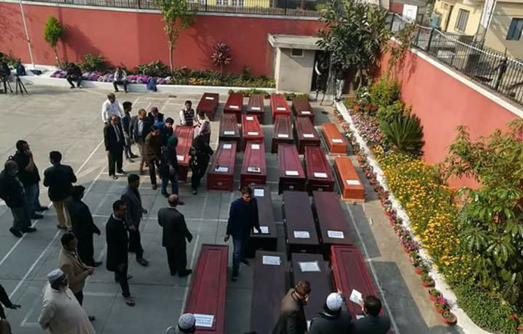 এরপর স্বজনদের কাছে লাশ বুঝিয়ে দেওয়ার প্রক্রিয়া শুরু হয়। এ সময় সেখানে প্রিয়জনের লাশ নিতে আসা স্বজনদের আহাজারিতে হৃদয় বিদারক পরিস্থিতির সৃষ্টি হয়।