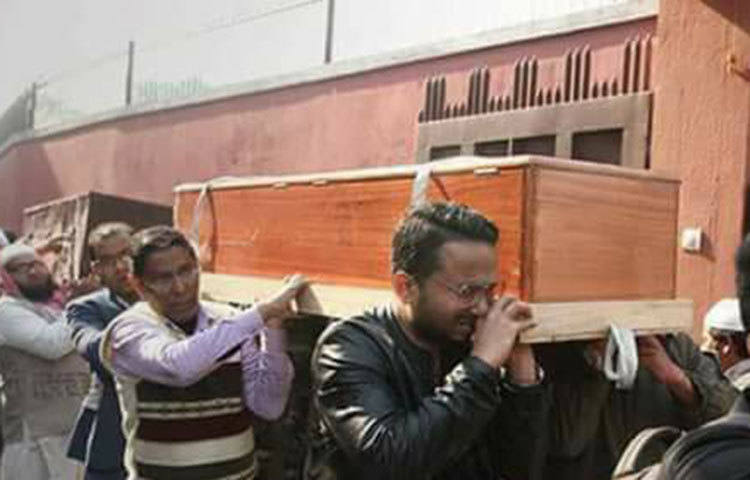 লাশের কফিন বহন করার সময় অনেকেই কান্নায় ভেঙে পড়েন।