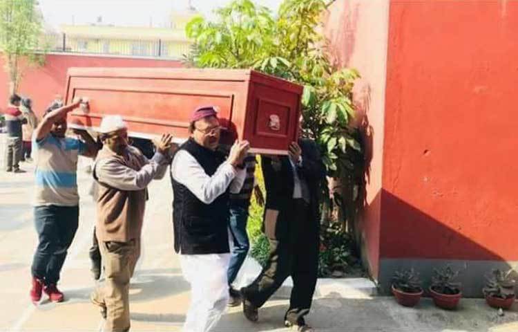 জানাজা ও শ্রদ্ধা নিবেদন শেষে সন্ধ্যা পৌনে ছয়টার দিকে লাশ স্বজনদের কাছে বুঝিয়ে দেওয়ার প্রক্রিয়া শুরু হয়।