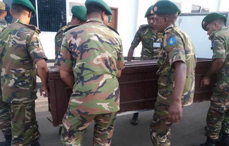 লাশের কফিন নিয়ে যাচ্ছেন সেনাবাহিনীর সদস্যরা।