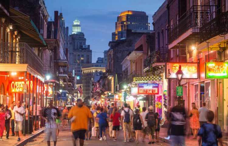 নিউ অর্লিন্স : আলো ঝলমলে নিউ অর্লিন্স। পর্যটকরা এখানে এসে মনে আনন্দে নির্বিঘ্নে ঘুরে বেড়ায়।