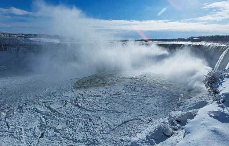 কোথাও হিমাঙ্কের ৮ ডিগ্রি নীচে তো কোথাও তারও কম। মারাত্মক ঠান্ডার কাঁপছে সমগ্র মার্কিন যুক্তরাষ্ট্র এবং কানাডা।