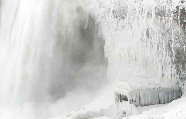 কানাডার কোথাও তো তাপমাত্রা নেমে গিয়েছে দক্ষিণ মেরুর তাপমাত্রার কাছাকাছি।