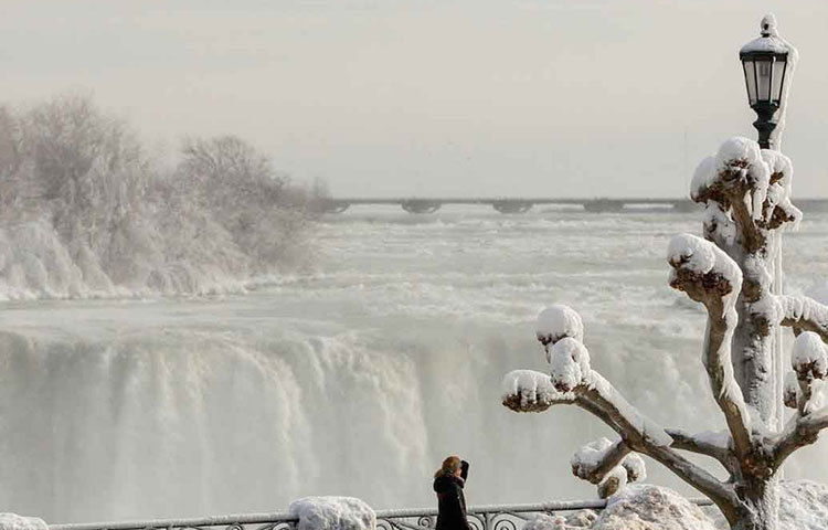 মারাত্মক ঠান্ডায় জমে গিয়েছে নায়াগ্রা জলপ্রপাত।