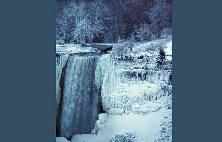 জমে যাওয়া জলপ্রপাতের ছবি ইতিমধ্যেই ভাইরাল সোশ্যাল মিডিয়ায়।