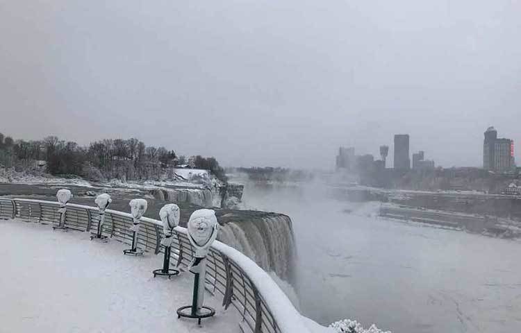 তবে এই প্রথমবার নয়। এর আগেও বেশ কয়েকবার জমে গিয়েছে নায়াগ্রা।