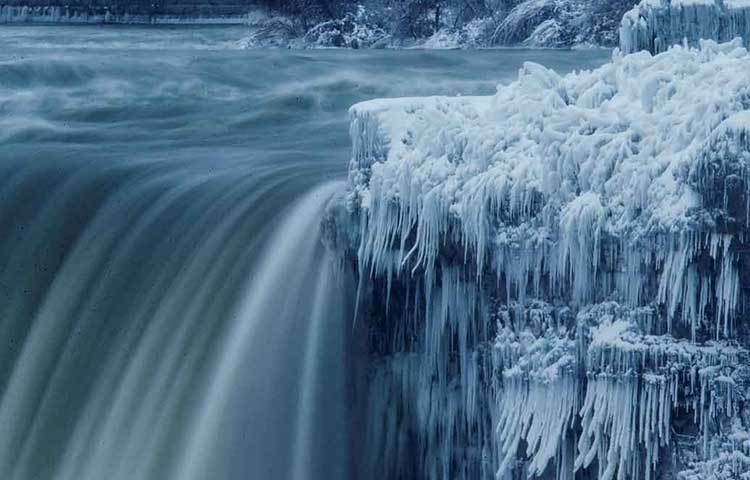 নায়াগ্রা জলপ্রপাত দিয়ে প্রতি সেকেন্ডে তিন হাজার টন জল বয়ে চলে। মারাত্মক ঠান্ডায় সেই জল পড়ার সঙ্গে সঙ্গে জমে যাচ্ছে।