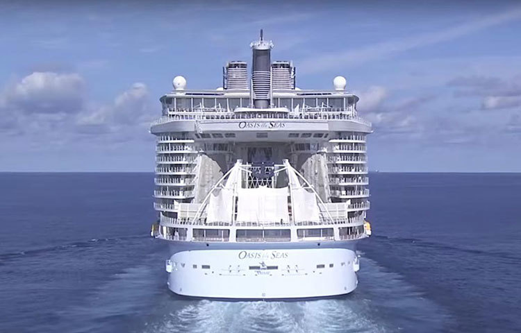 বিলাসবহুল বিরাট জাহাজ এ কথা বললেই আমাদের ‘টাইটানিক’-এর কথা মনে পড়ে। তবে বর্তমান বিশ্বের বৃহত্তম বিলাসবহুল জাহাজের নাম ‘ওয়েসিস অফ দ্য সিজ’।