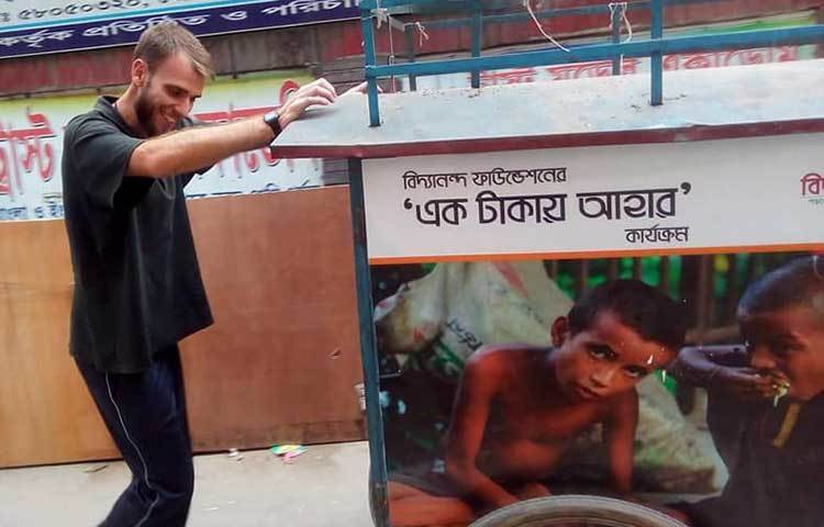 সেচ্ছাসেবক এই বিদেশি পথশিশু দেখলে ভাঙ্গা ভাঙ্গা কথায় বলে - ‘এক টাকায় আহার’।