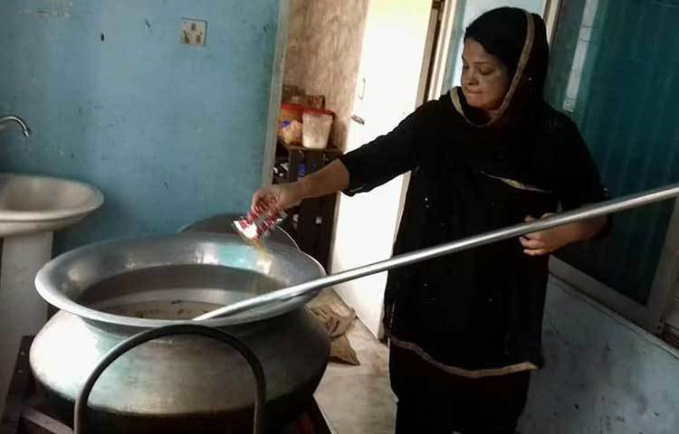 পথশিশুদের জন্য তেহারী রান্না করা হচ্ছে।