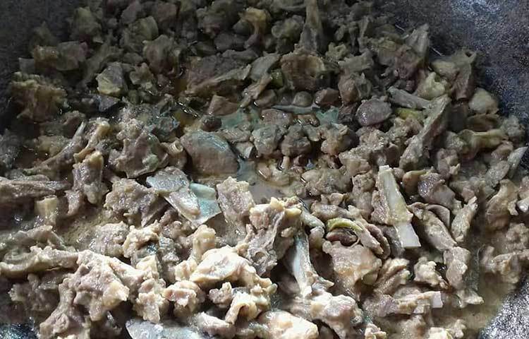 তেহারীর জন্য খাসির মাংস প্রস্তুত করা হয়েছে।