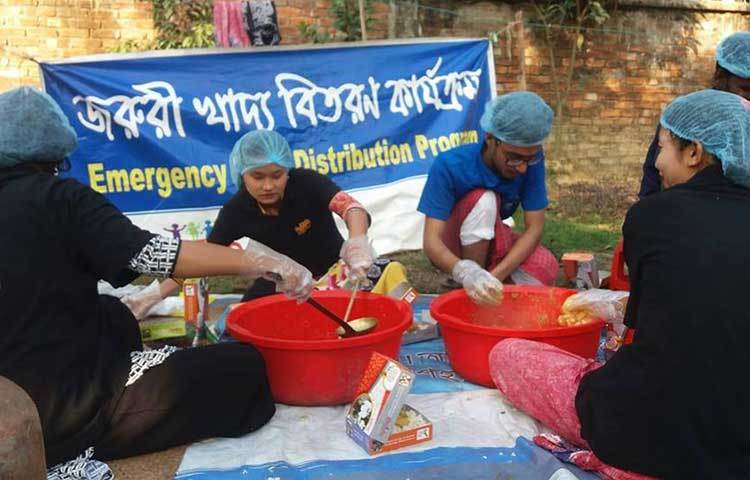 খাবার বিতরণের জন্য প্যাকেট করা হচ্ছে।